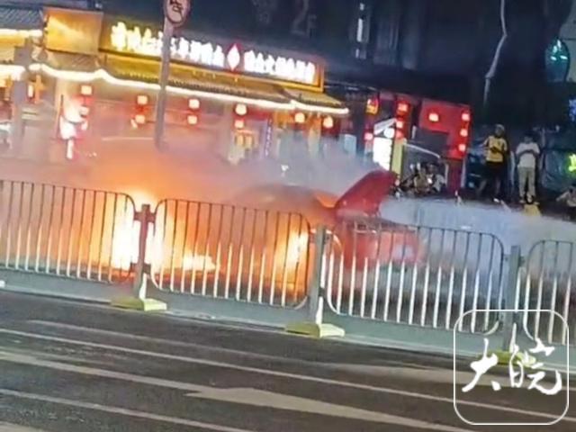 百万保时捷跑车街头行驶中疑自燃 当地回应：未造成人员伤亡