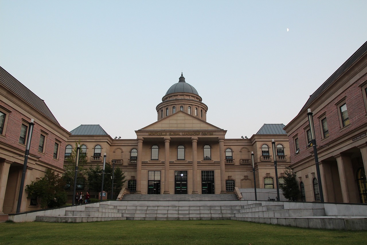 
          
            住建部等五部门重磅会议来袭，房地产板块热度抬升
        