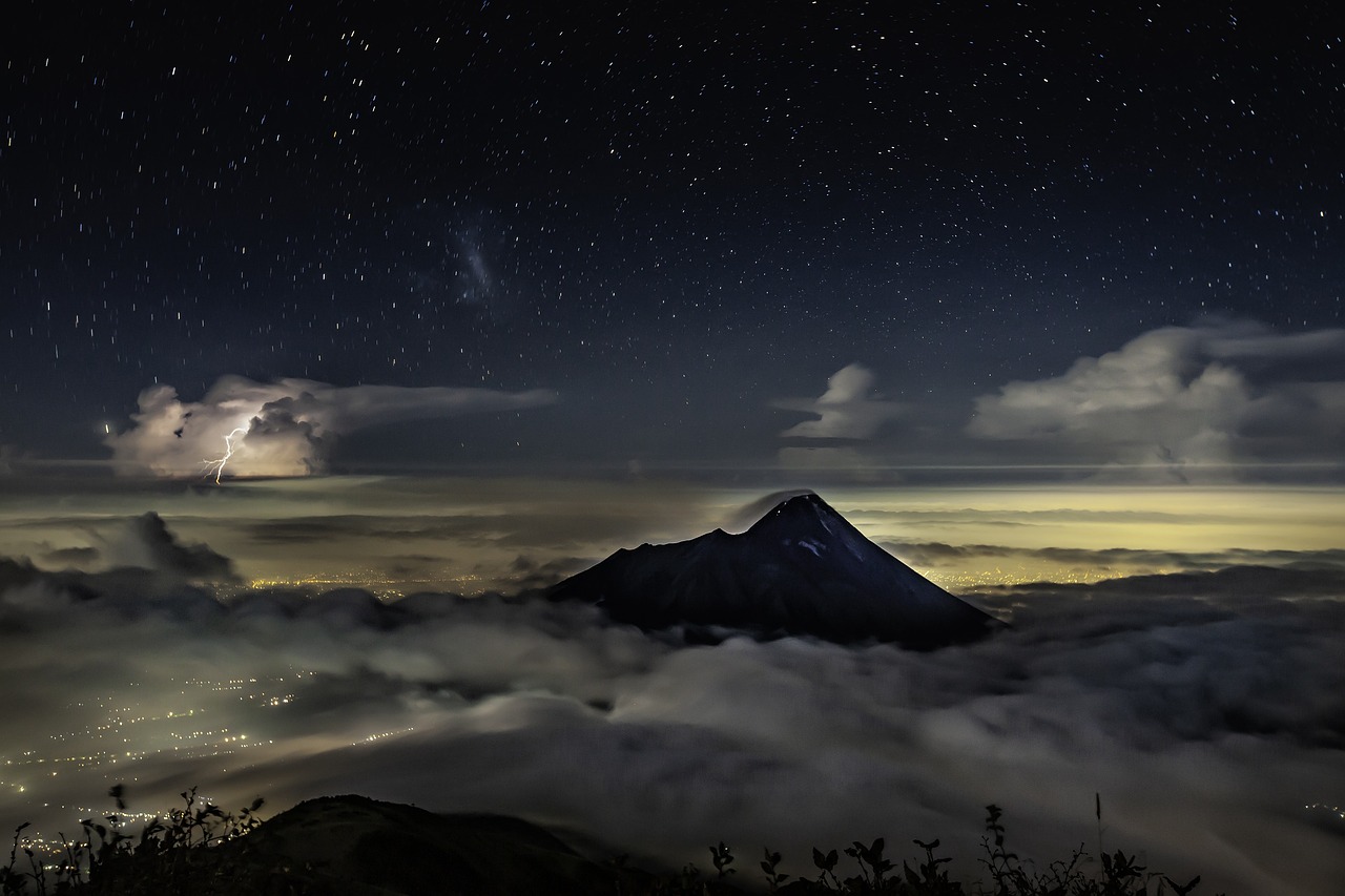 印尼勒沃托比火山喷发，火山灰柱高达5000米